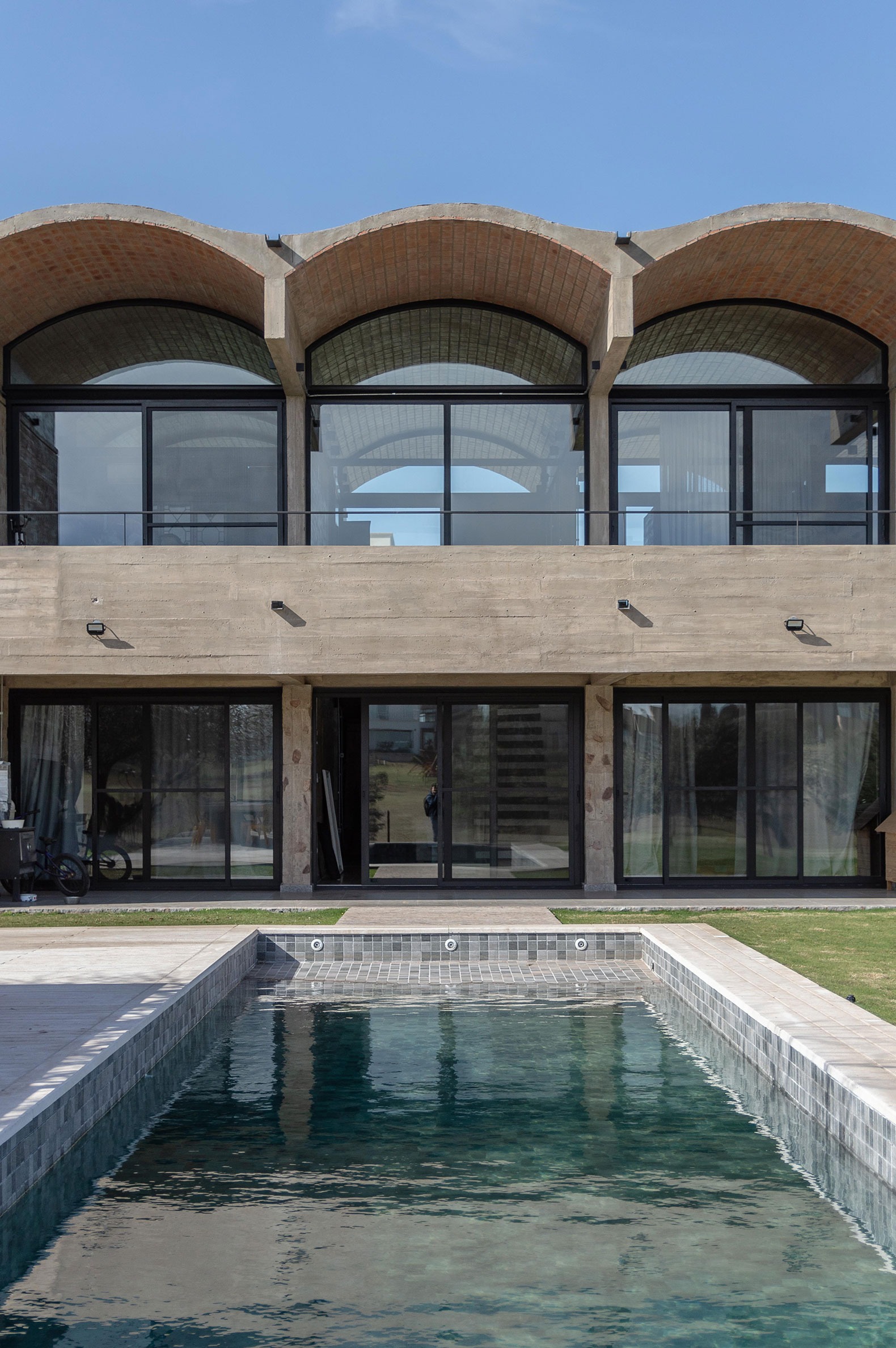 Vaulted roof. R&C House by Cristián Nanzer | METALOCUS
